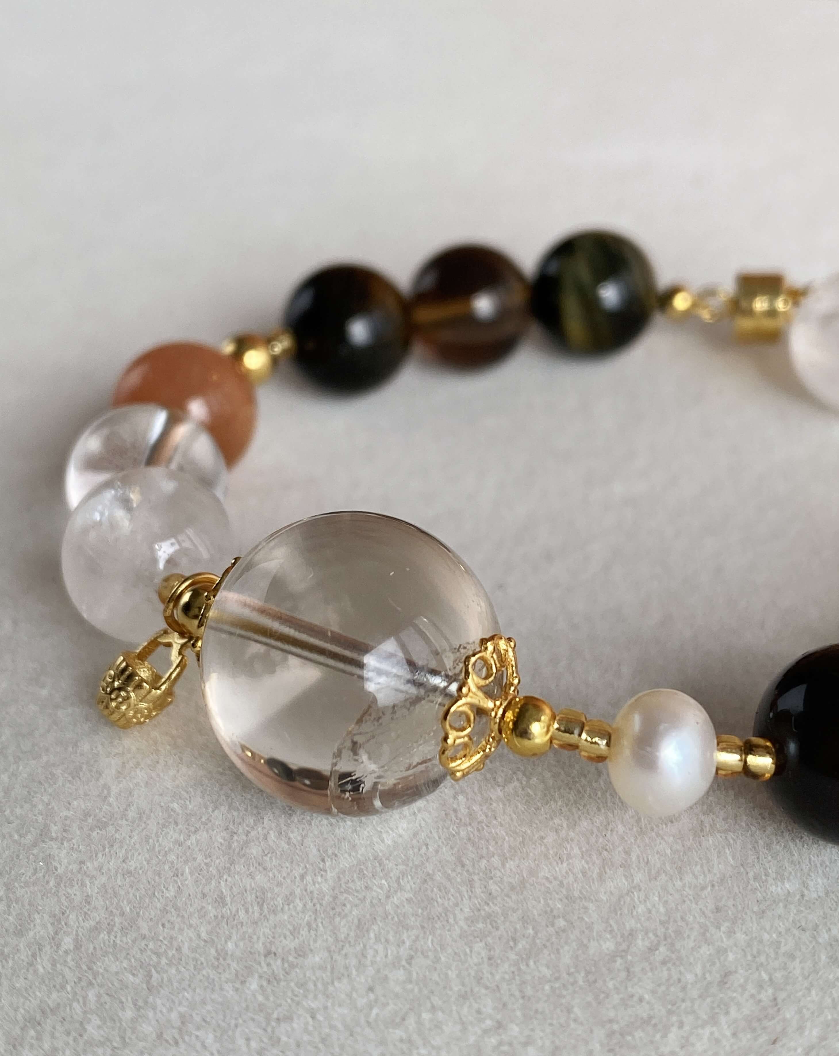 Aura Crystal Bracelet Clear crystal main bead and high-quality sterling silver accessories details